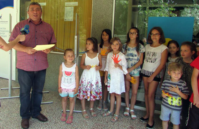 Деца подредиха изложба "Моето детско лято"