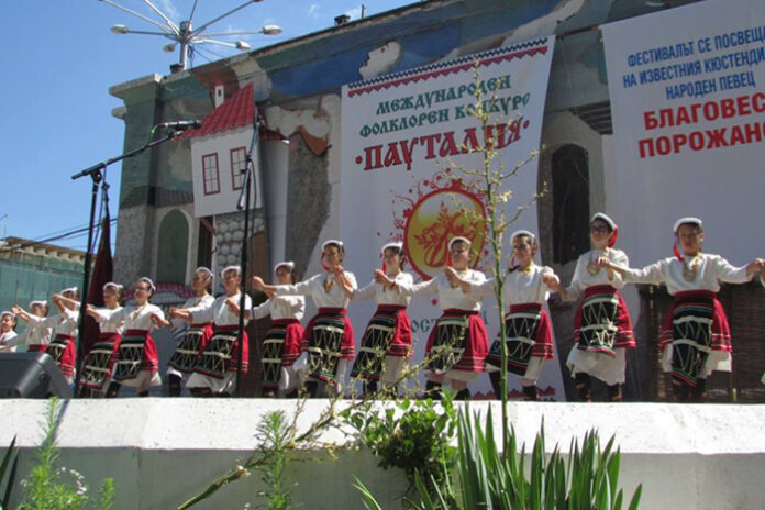 Голямата награда на конкурса „Пауталия 2017“ отиде при кюстендилската формация "Фолк арт" с диригент Адела Харалампиева