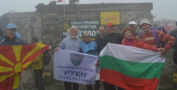 Стотици изкачиха връх Руен въпреки лошото време