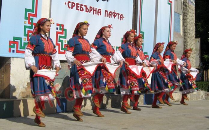 Участници от 6 държави дефилират на „Сребърна пафта“