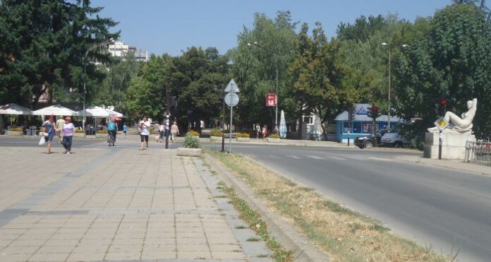 Почистват скулптурите на железния мост, затруднения в движението