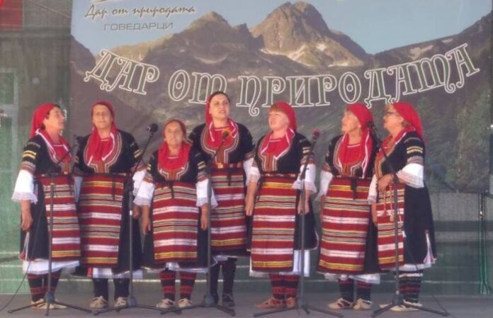 Фолклорната група от с. Горна Гращица с достойно представяне на „Дар от природата“ 2017