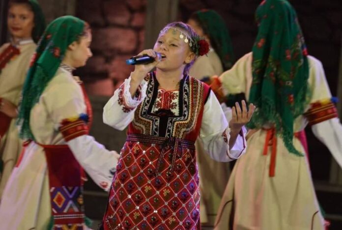 Две малки певици от Банско с отлично представяне на Детски Пирин Фолк
