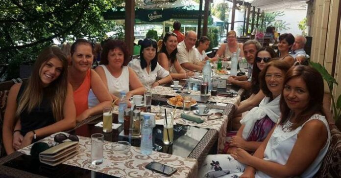 Майка и дъщеря Марияна и Мария Костадинови от Гоце Делчев заедно празнуваха имените си дни