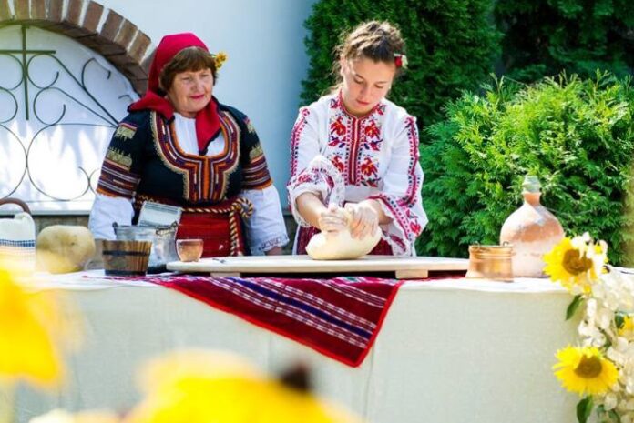 Ритуално замесване на Богородичен хляб в манастир „Св. Лука“