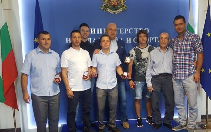 Министър Кралев връчи почетни медали на Николай Христов и треньора му за постигнатите успехи на Дефлимпикс