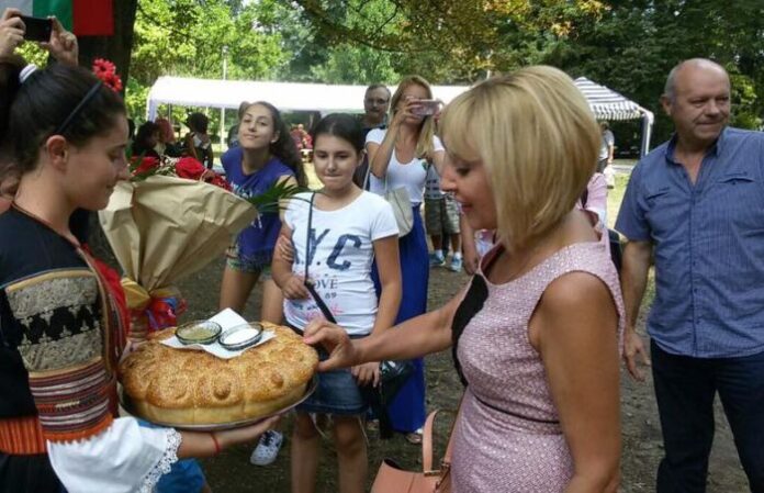 Омбудсманът Мая Манолова подари икона на Богородица за празника на Община Невестино