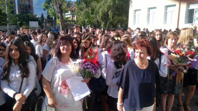 С импровизирано ТВ предаване започна първият учебен ден в ПМГ „Яне Сандански“