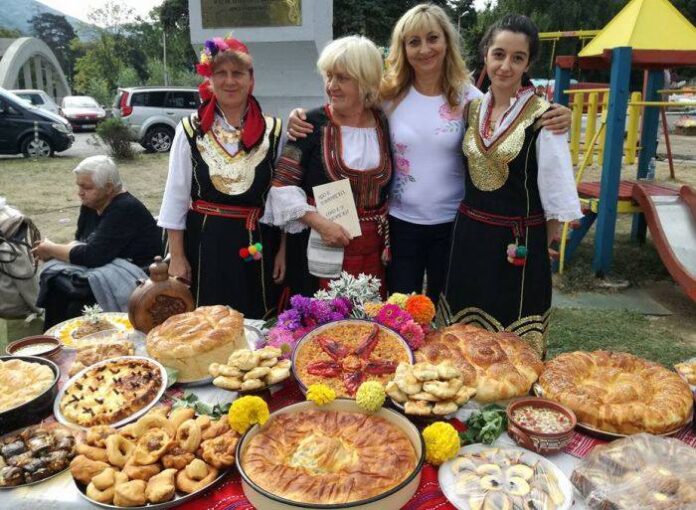 Самодейци от Жабокрът впечатлиха с фолклор и гозби на празника на „Шопската гозба и песен“