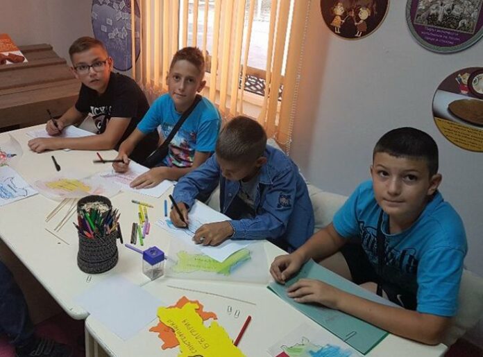 Деца изработват карти на Княжество България в кюстендилския музей