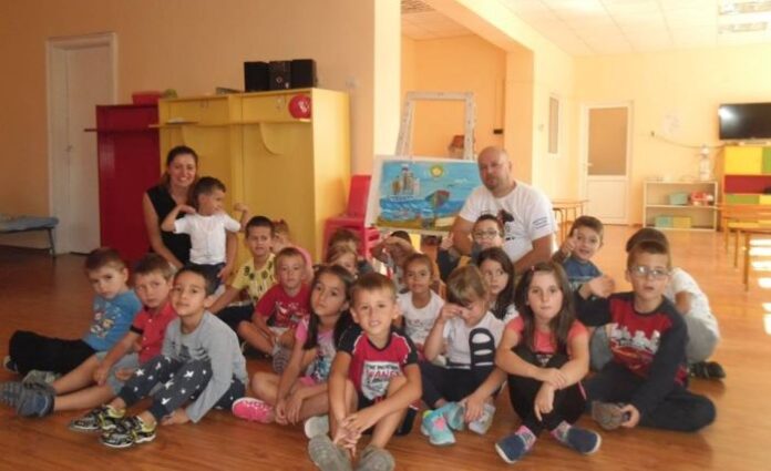 Малчугани от ДГ „Слънце“ се срещнаха с художника Бисер Лапев