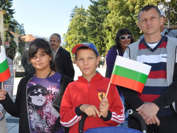 В Пиринско празнуват Съединението. С цветя, духова музика и рецитали отбелязваме празника