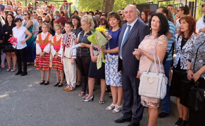 Осмо СУ „Арсени Костенцев“ откри 37-ата си учебна година, посрещна 111 първокласници (СНИМКИ)