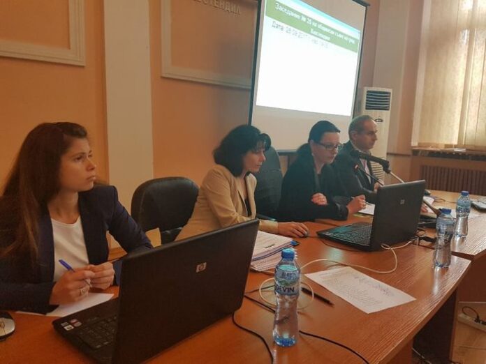 Специализирана вишка за ремонт на уличното осветление в Кюстендил