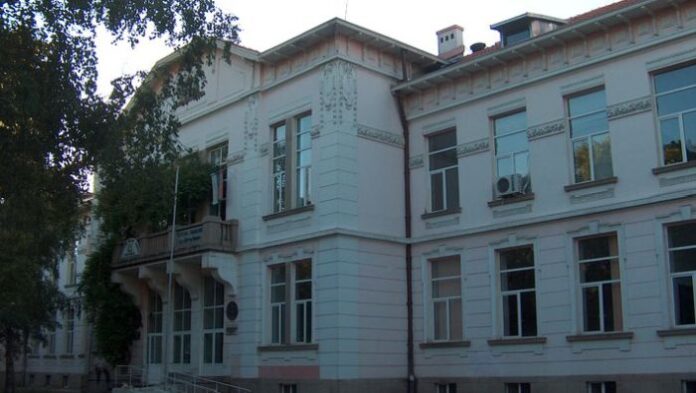 Гост учители по английски и испански език през новата учебна година в ЕГ „Д-р Петър Берон“