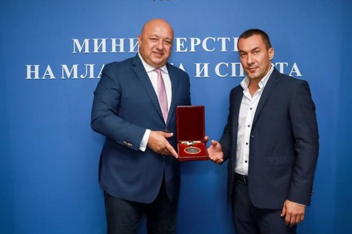 Отличиха министър Кралев със специален медал за приноса му в развитието на конния спорт в България