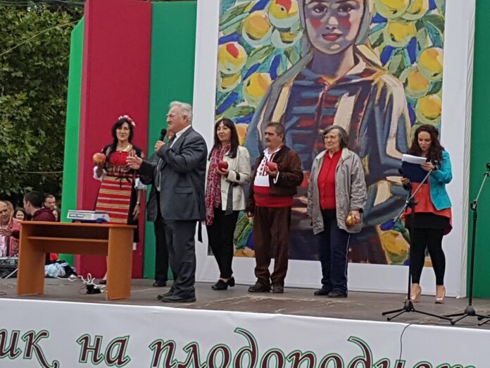 Призът за най-голяма ябълка, тежаща почти половин килограм, отиде при НЧ „Пробуда 1928“ - с. Жабокрът