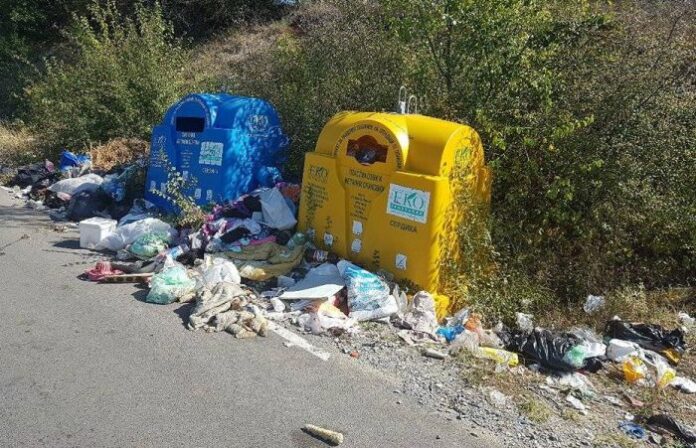 Неприятна гледка в близост до гробищния парк в Невестино