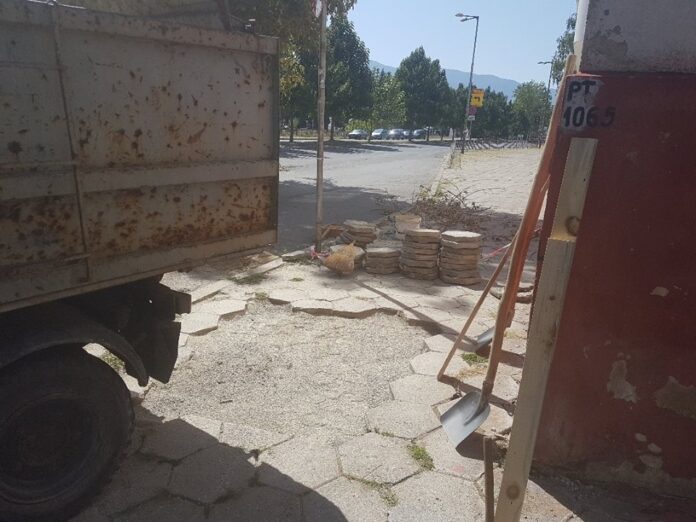 Обезопасиха шахтата застрашаваща здравето на минувачи в центъра на Кюстендил