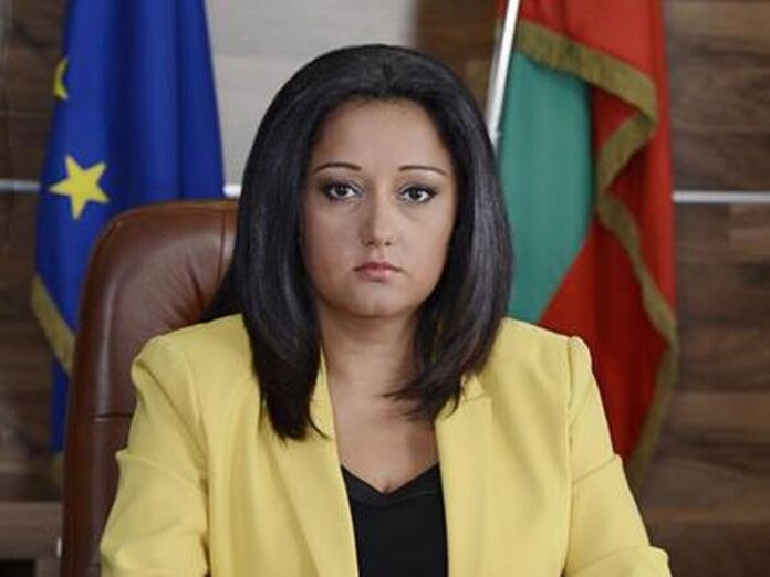 Министър Лиляна Павлова на среща с граждани от Кюстендилско