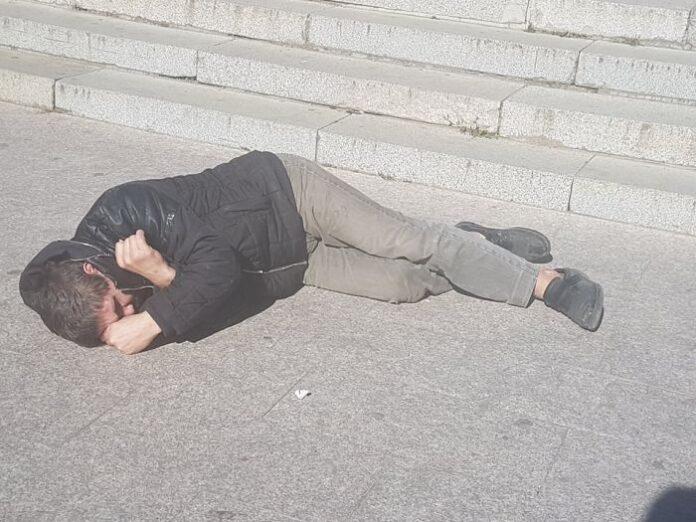Мъж се свлече пред сградата на областта в Кюстендил. От спешното потвърдиха, че е бил пиян