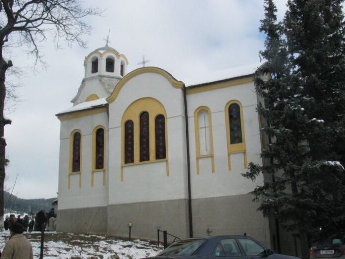 Ремонтират гюешевския храм костница "Св. Троица"