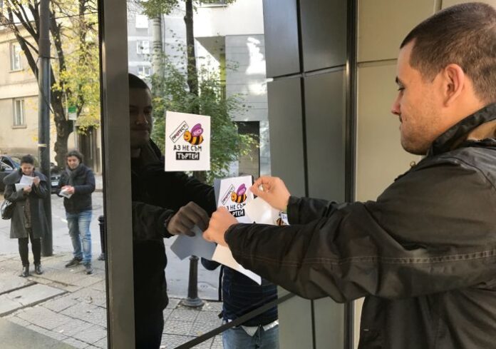 КНСБ облепи сградата на АИКБ с търтеи