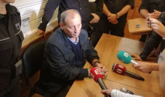 Обвиненият в блудство директор на училище остава под домашен арест. Има нови сигнали срещу него