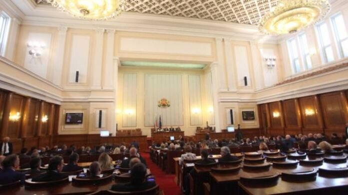 Парламентът заседава извънредно