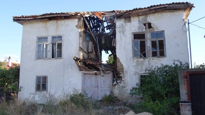 Рушащите се къщи, картоненият "Барак Обама" и бъдещият музей на восъчните фигури в Бараково