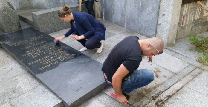 Почистиха и измиха паметника „Мемориал на Делчевия род” в благоевградската църква
