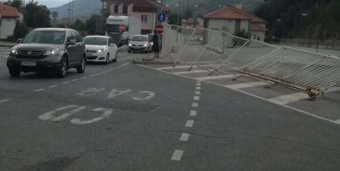 Възстановиха съборената от бурята шенгенска ограда на ГКПП-Гюешево