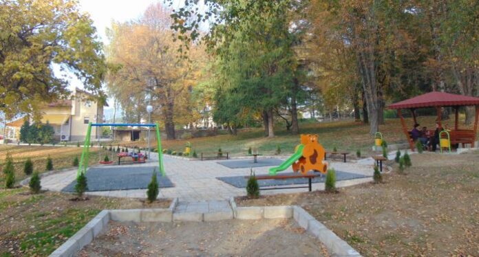 Паркът в с. Сапарево с нова детска площадка и кът за отдих