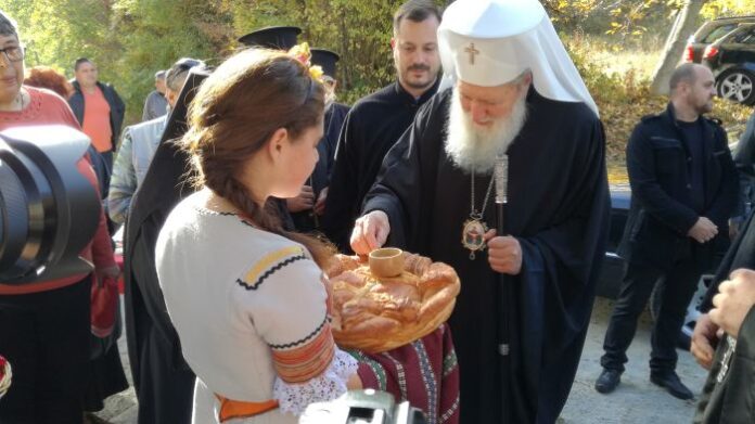 Стотици миряни и поклонници се качиха до манастир "Св. Лука" за храмовия празник на светата обител