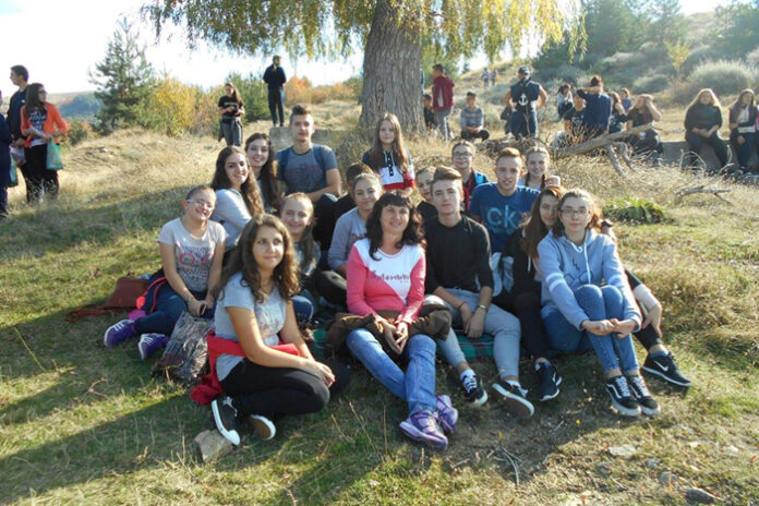 Ученици и учители от СУ "Св. св. Кирил и Методий" отбелязаха 105 години от освобождението на Сатовчанския край