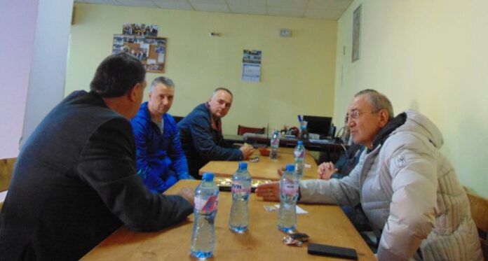 Граждани с поставени казуси по време на приемна на Кирил Калфин в Сапарева баня