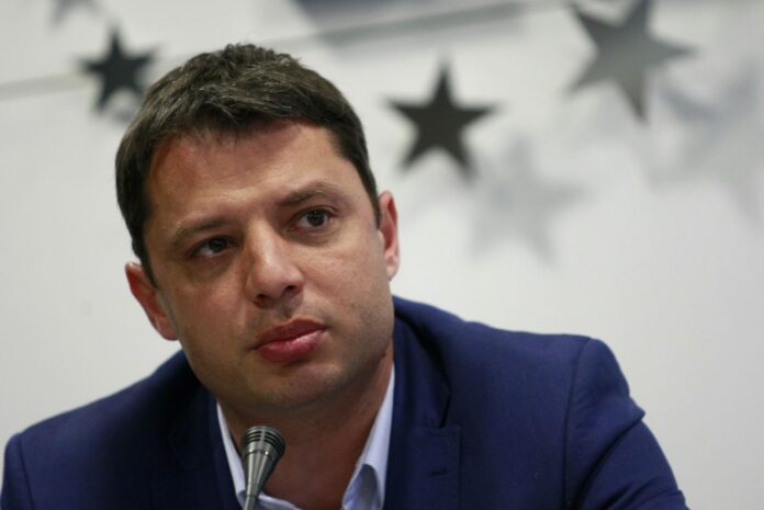 Делян Добрев депозира оставката си