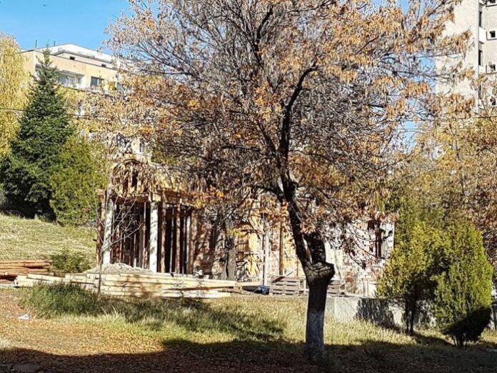 Напредва изграждането на храма "Успение Богородично" в центъра на Бобов дол
