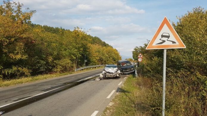 „Хонда“ удари челно „Тойота“ по пътя до Николаево след разклона за Бургас
