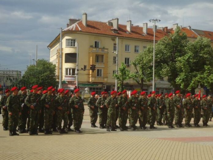 Увеличават заплатите на военнослужещите от следващата година