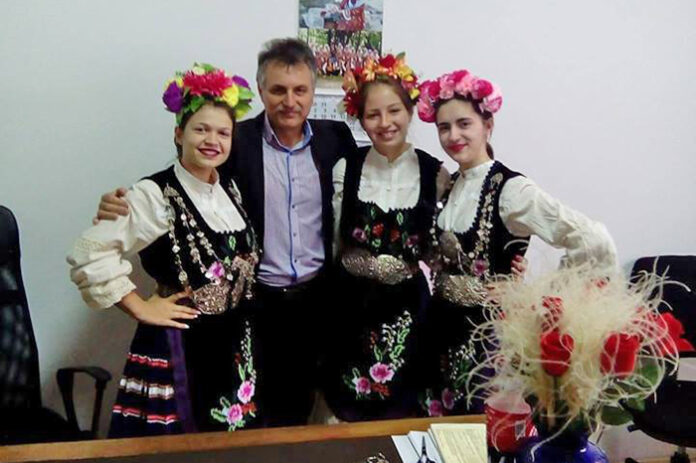 С цветя и и благопожелания отрупаха за рождения му ден кмета на Господинци, Ахмед Ходжов