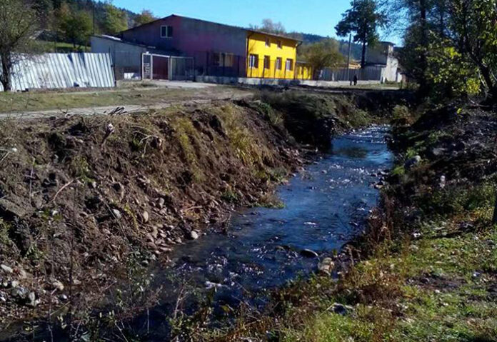Есенно-зимно почистване на канавките и коритата на реките в с. Баня
