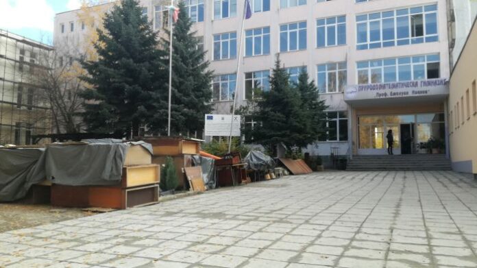 Започна боядисването и на централния корпус на сградата на ПМГ "Проф. Емануил Иванов" в Кюстендил