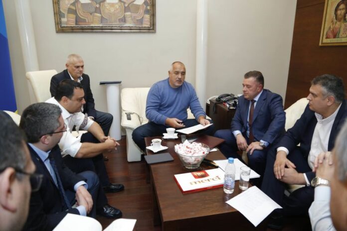 След среща при Борисов за катастрофите: Слагат камери и колани в обществения превоз