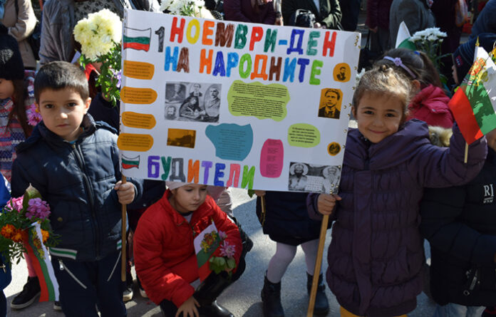 Санданчани отдадоха почит на народните будители