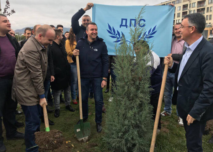 Евродепутатът Илхан Кючюк и кметовете на Белица и Кърджали - Радослав Ревански и Хасан Азис, засадиха Дърво на толерантността
