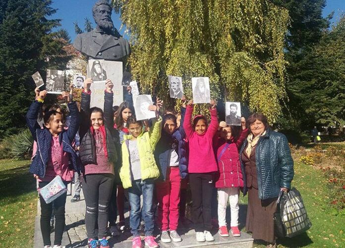 Третокласници от Първо ОУ в Гоце Делев почетоха Деня на народните будители с шествие и рецитали