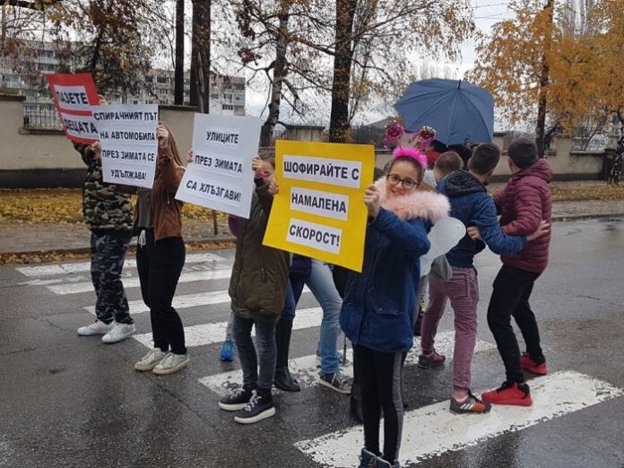 Деца призоваха за толерантност и внимание на пътя чрез атрактивен флашмоб