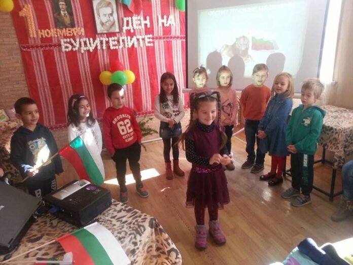 Малчугани от ДГ „Слънце“ огласиха читалището в Таваличево
