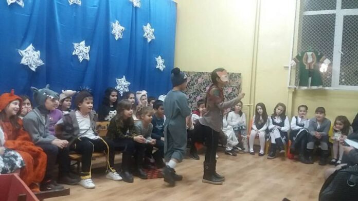 Възпитаници на ОУ "Проф. Марин Дринов" представиха театрална постановка "На разходка в приказките"